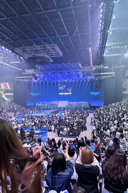 2층 207구역 B열 9번 포스터 이미지