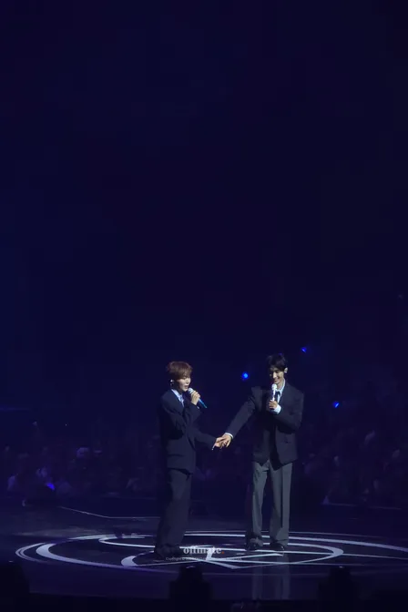 2층 210구역 A열 19번 포스터 이미지