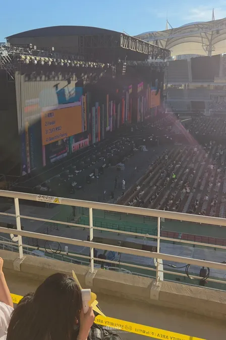 3층 E11구역 4열 9번 포스터 이미지