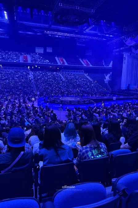 2층 204구역 A열 8번 포스터 이미지