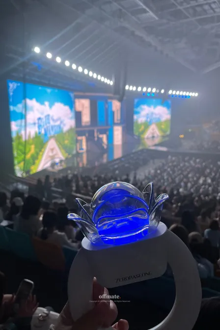 2층 42구역 8열 1번 포스터 이미지