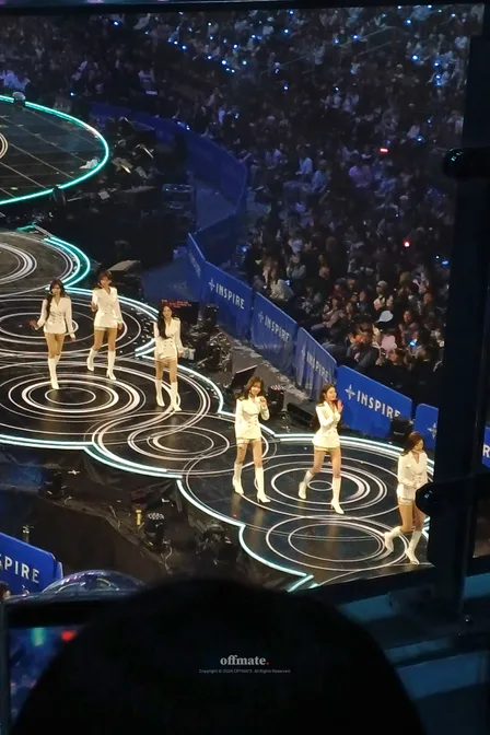 3층 319구역 B열 6번 포스터 이미지