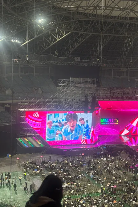 4층 421구역 J열 10번 포스터 이미지