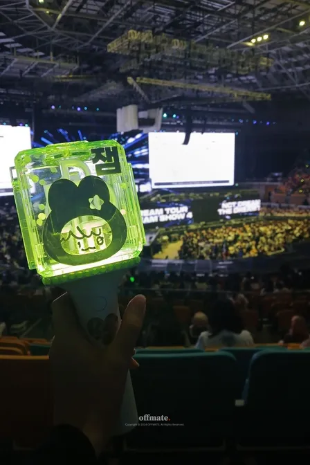 2층 37구역 7열 3번 포스터 이미지